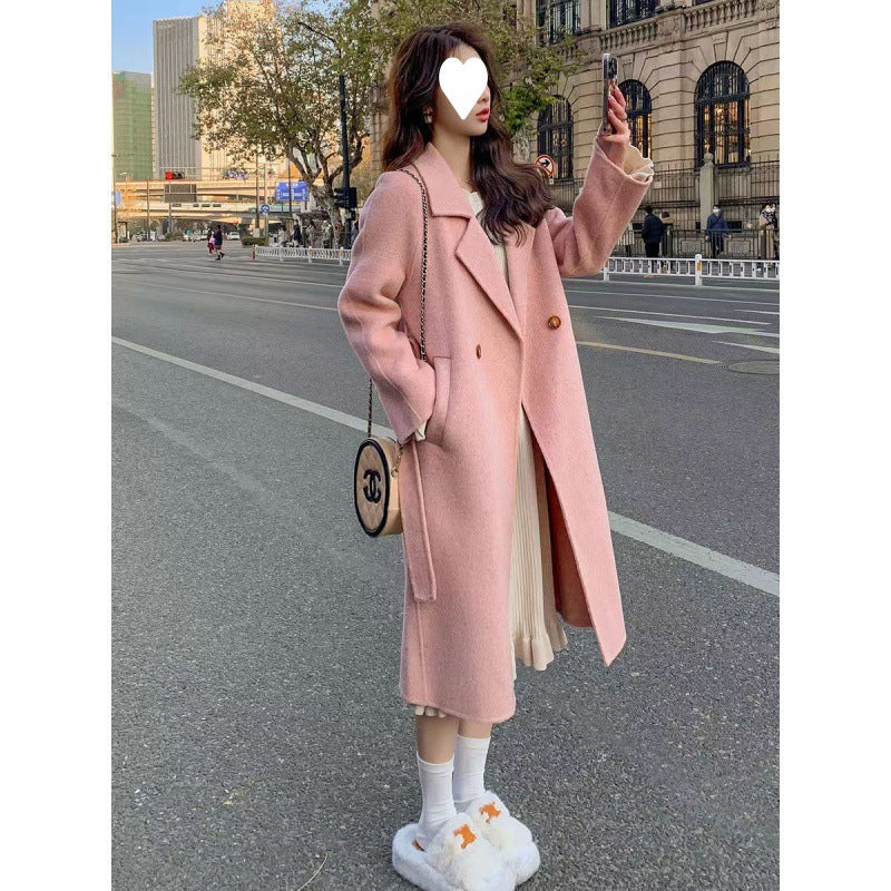 Women's double-breasted wool coat in a classic tailored designETwitter