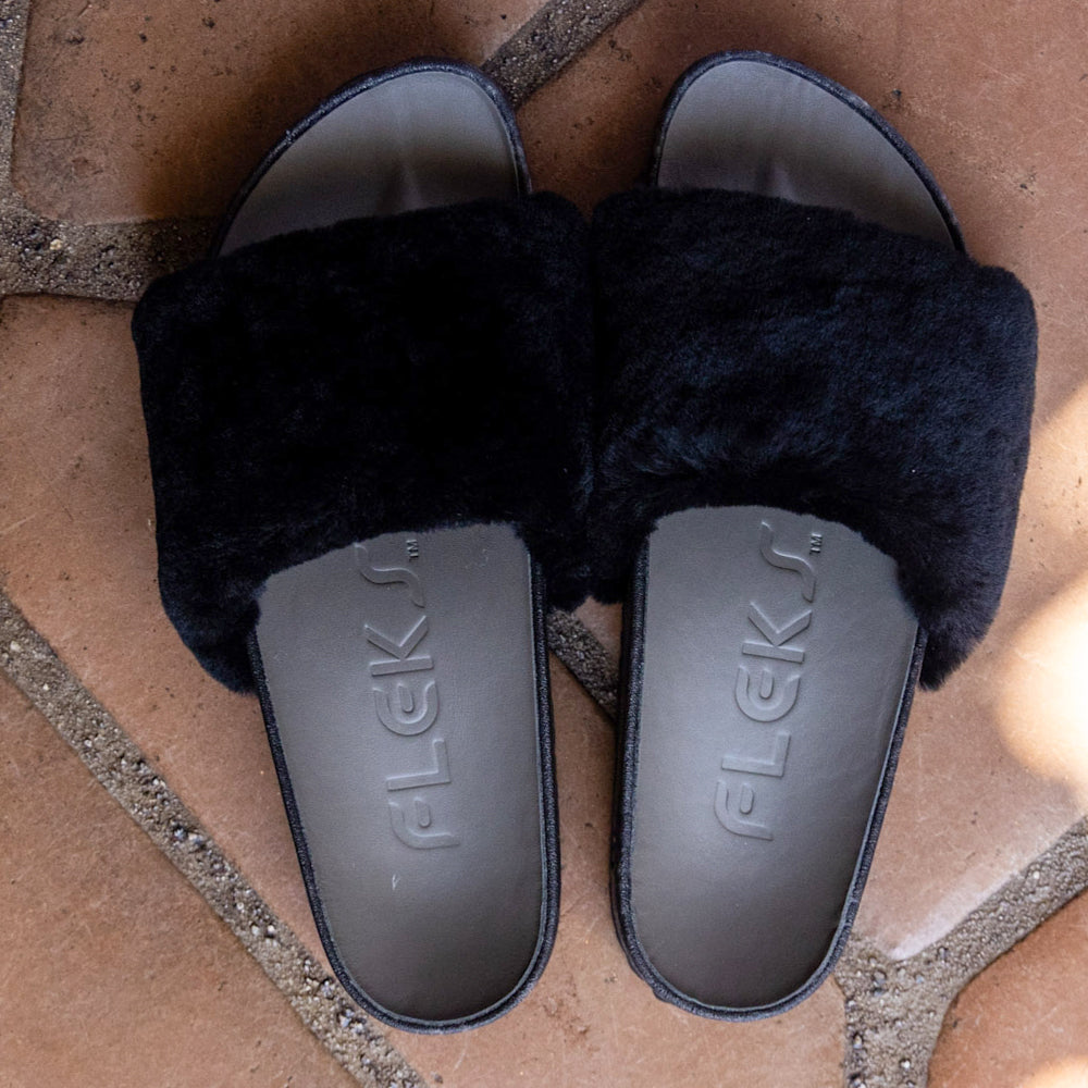 Fleks San Ysidro Slide in Raven color, featuring a casual slip-on design with a comfortable sole and stylish upper.