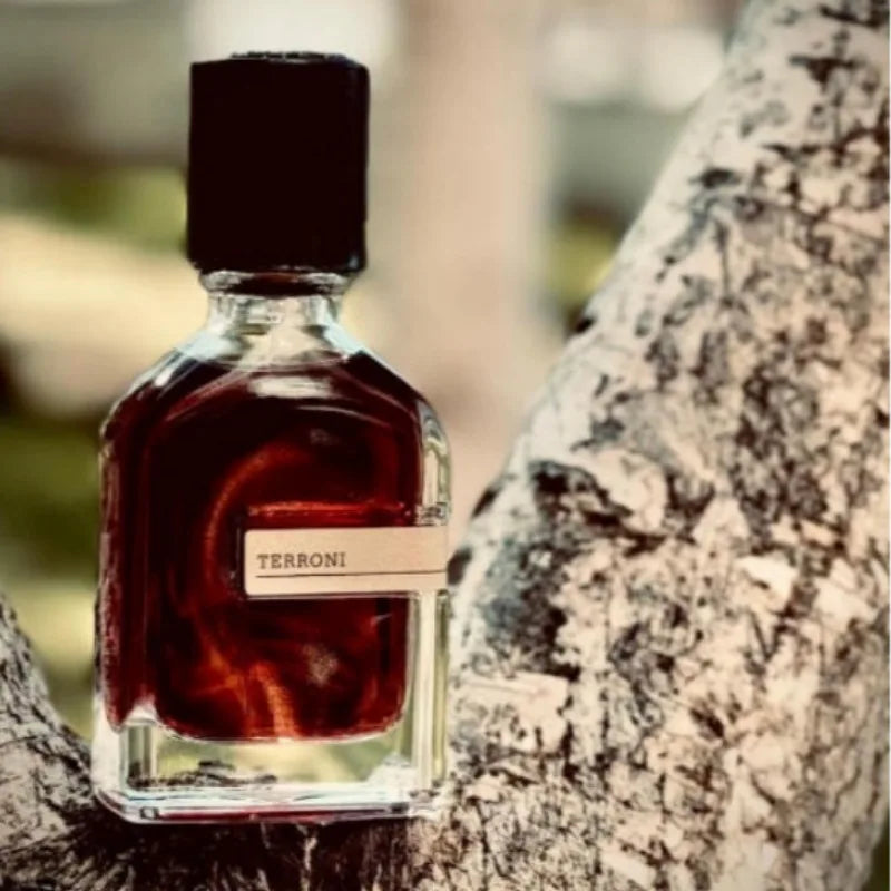 Elegant unisex perfume bottle by Blushimmer featuring woody, oriental, aquatic, and aromatic notes in a 50ml eau de parfum.