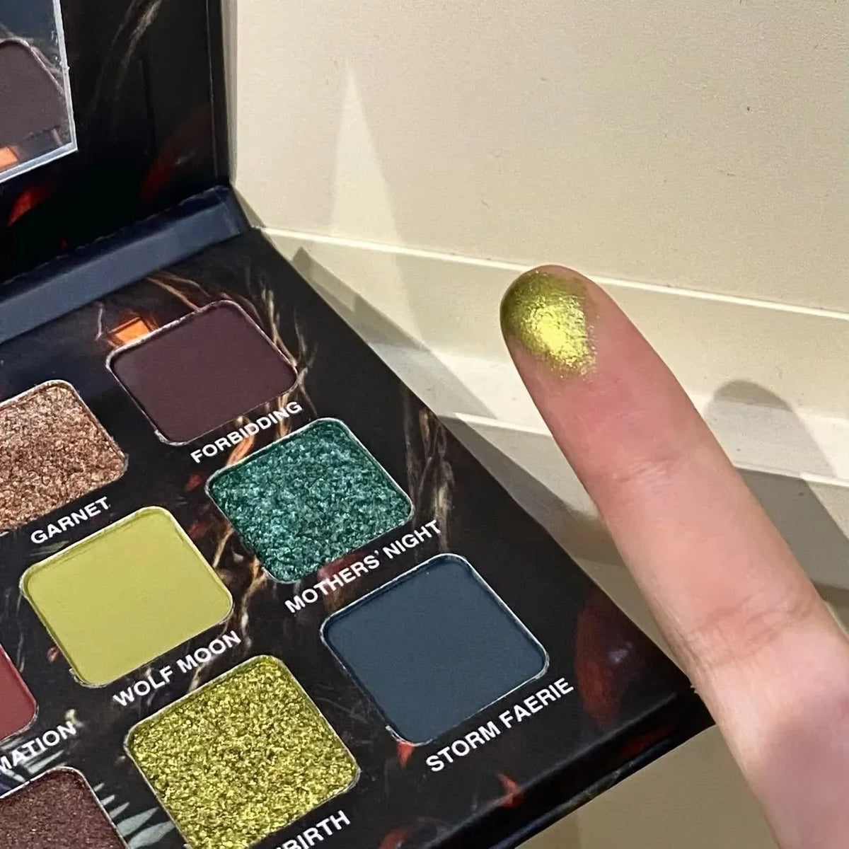 Purple Chameleon 15-Color Eyeshadow Palette by Blushimmer featuring shimmer and matte shades in a compact eyeshadow palette.