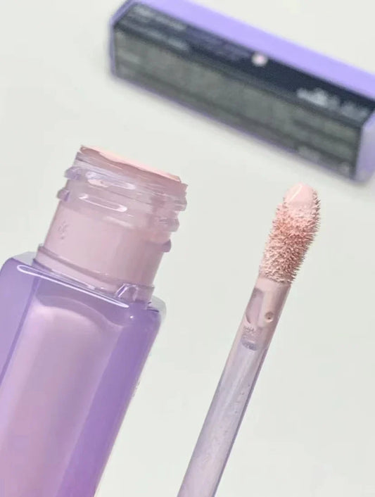 Blushimmer Girlscrush liquid concealer with brightening and moisturizing properties, shown in a sleek tube for facial makeup application