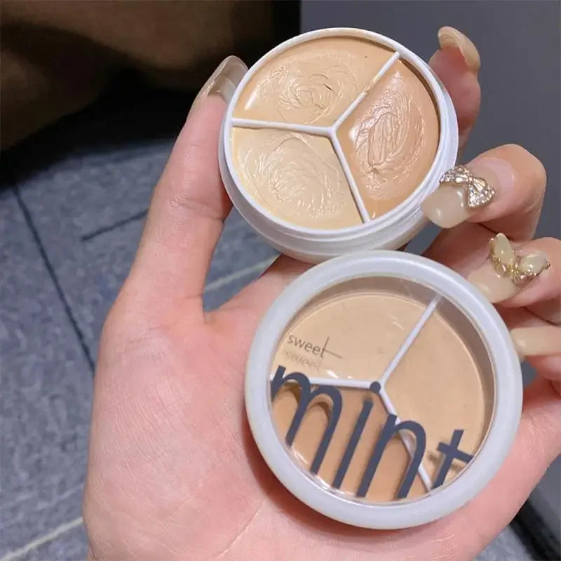 Sweet Mint 3-Color Concealer Palette by Blushimmer featuring waterproof cream concealers in a sleek palette for flawless coverage.