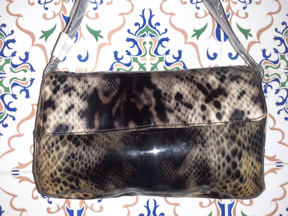 Handmade women's handbag with handles, featuring a stylish design and natural texture, perfect for everyday use.