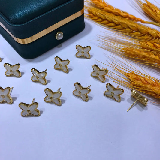 18K gold Pai Da Xing X earrings with a simple and elegant design, perfect gift for girls, crafted in Au750 gold.
