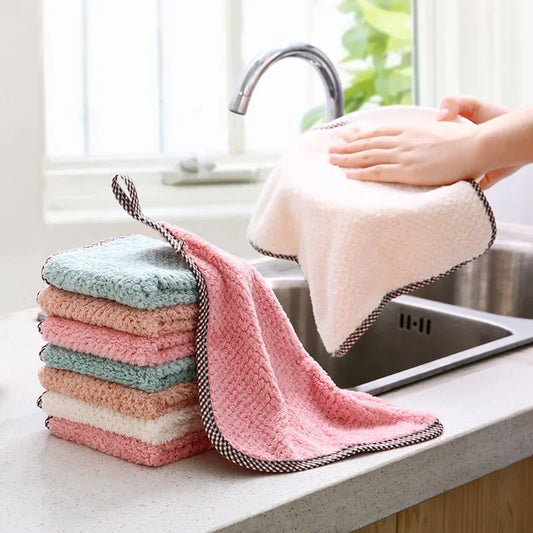 Set of microfiber kitchen towels in various colors, absorbent and hangable for cleaning tableware and household surfaces.