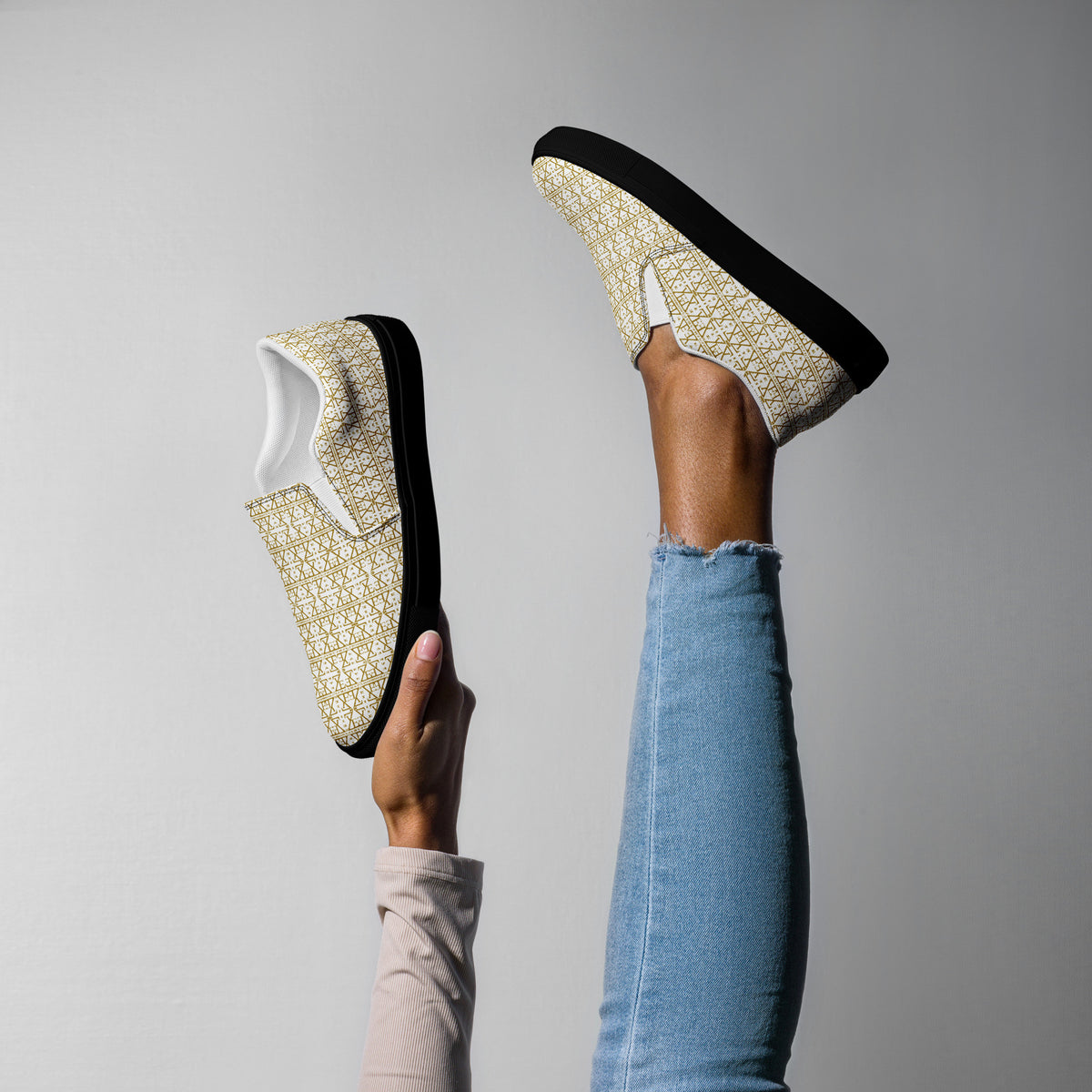 White women's slip-on shoes by Atelier Evezet Arapakou with waterproof canvas and anatomical sole, suitable for comfortable everyday wear.