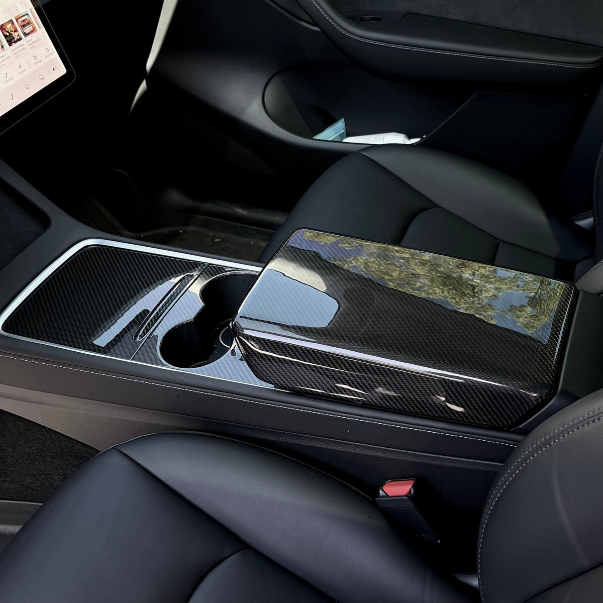 Tesla Model 3/Y armrest cover in dry carbon fiber for interior customization, featuring sleek and durable carbon fiber design.