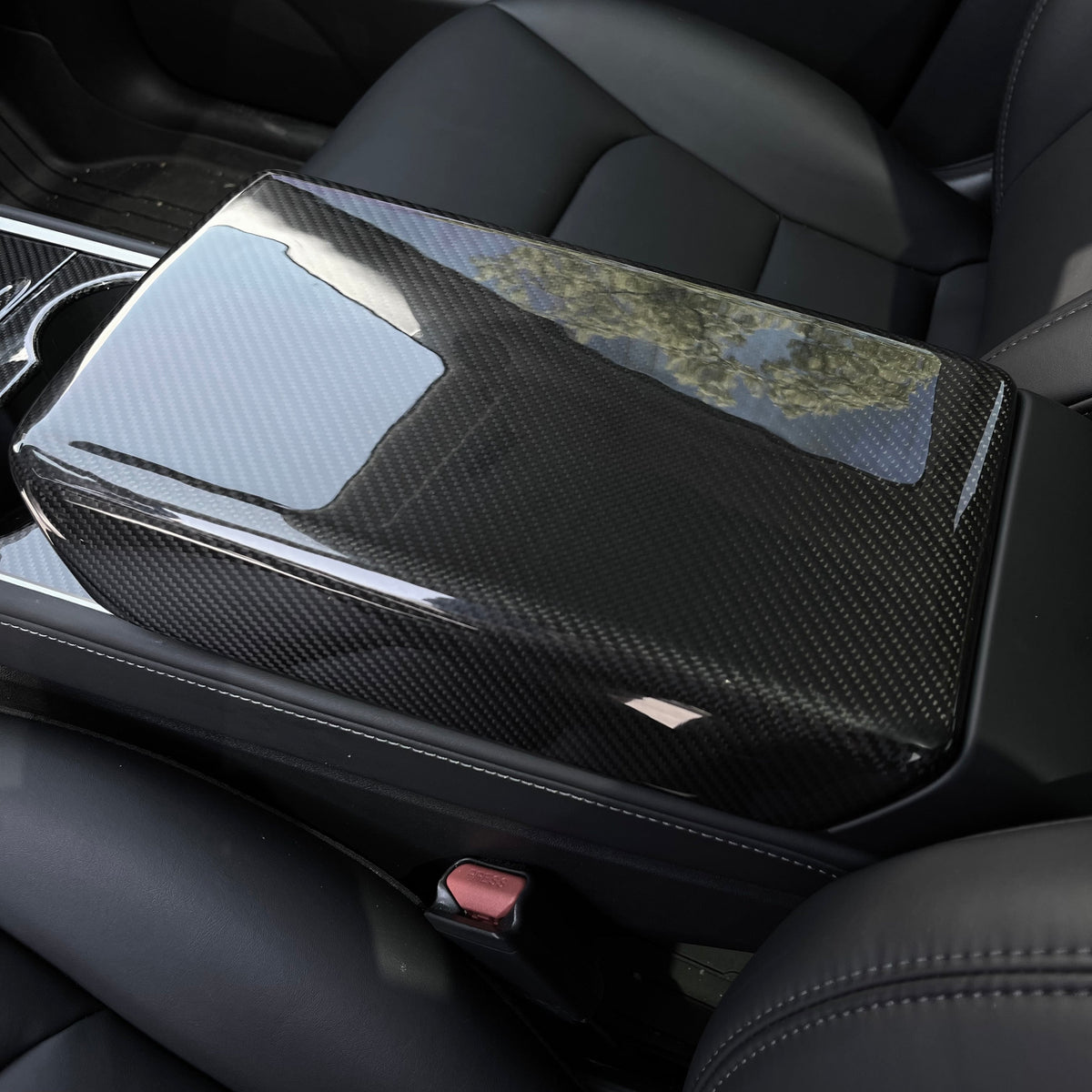 Tesla Model Y / 3 armrest cover in dry carbon fiber for interior styling, designed by TESERY.