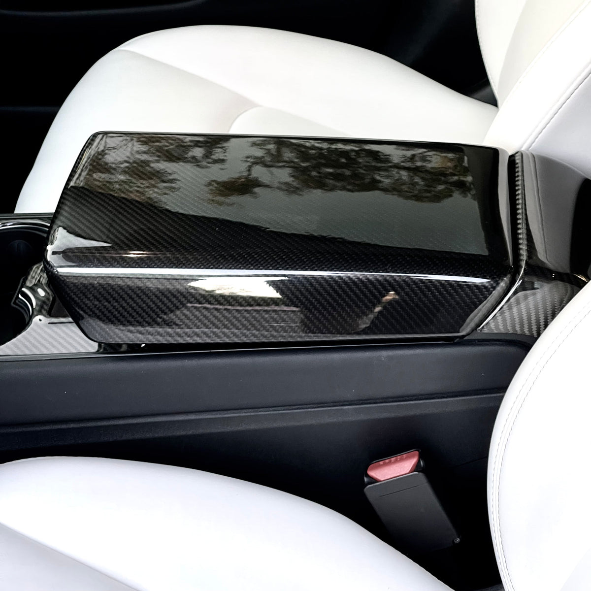Tesla Model Y / 3 armrest cover in dry carbon fiber, interior mod by TESERY, showcasing sleek textured finish and precise fit.
