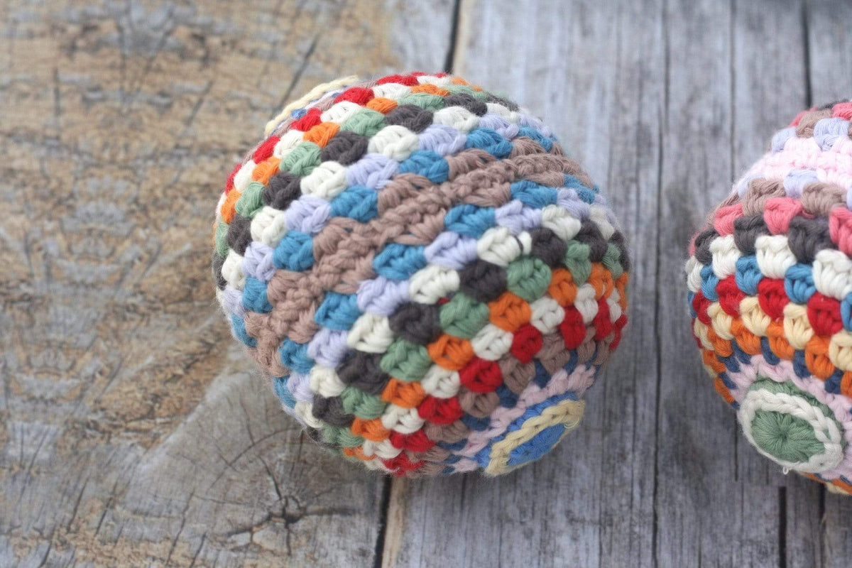 Colorful rainbow rattle ball toy made of handmade organic cotton by Bebemoss, perfect for sensory play and infant development.