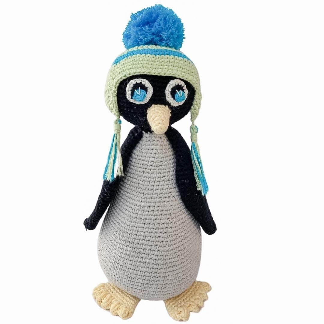 Handmade Willy the penguin stuffed animal made from organic cotton by bebemoss.com, featuring soft black and white plush and detailed flippers.