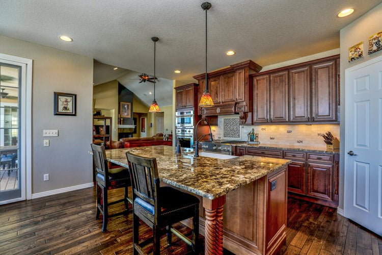 Kitchen & Dining