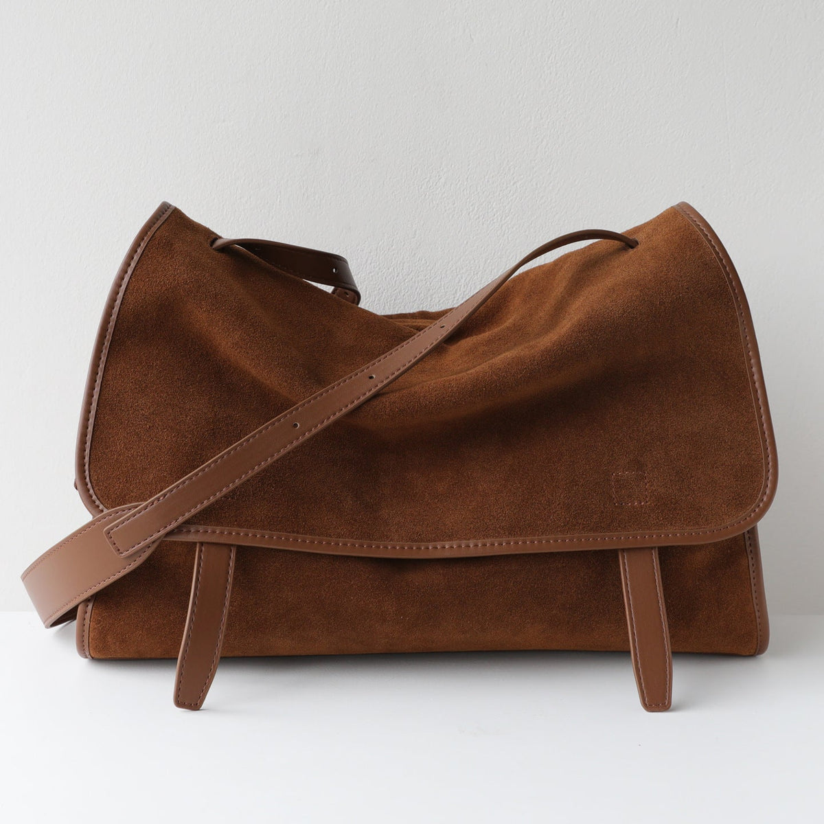 Large-capacity matte leather messenger bag in a structured design with adjustable shoulder strap
