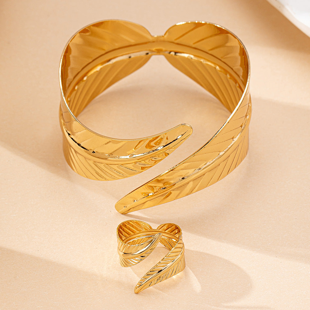 Women's alloy geometric open bracelet with a minimalist personality design, adjustable bangle style
