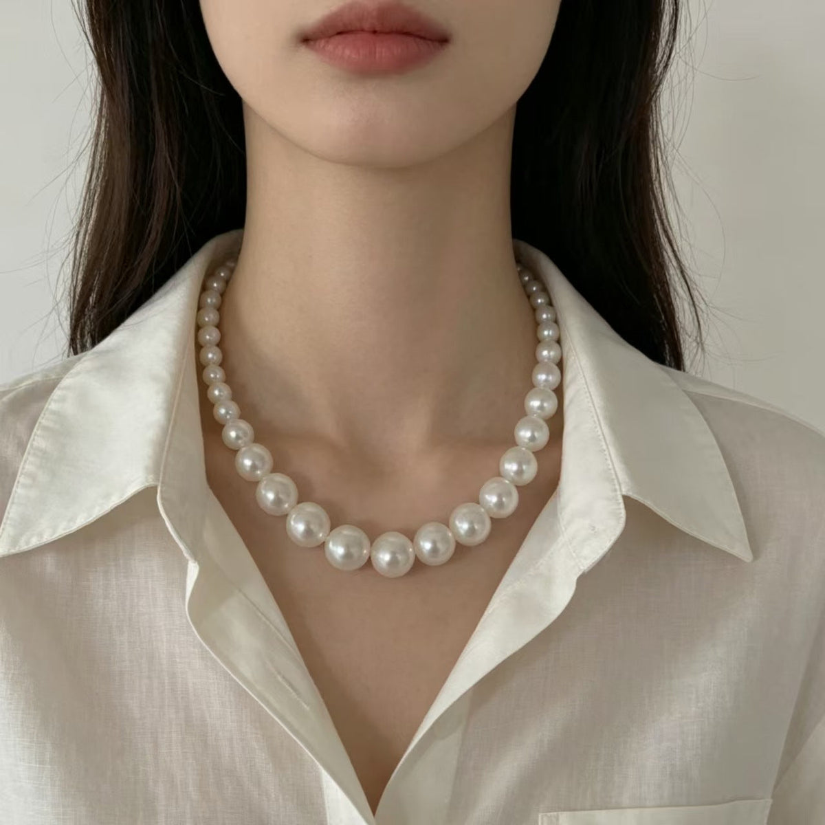 Retro minimalist French-style faux pearl necklace with delicate chic design