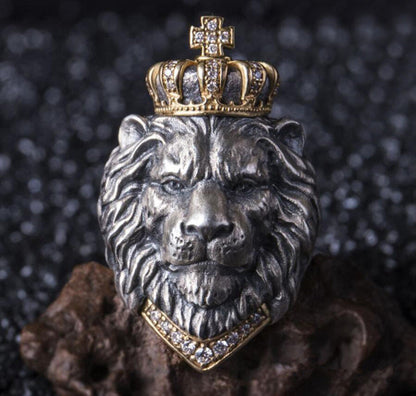 Vintage lion ring with detailed lion face design in antique-style metal