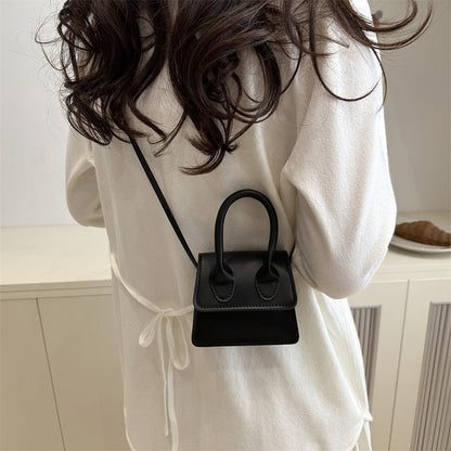 Korean-style simple elegant versatile shoulder bag in a minimalist design