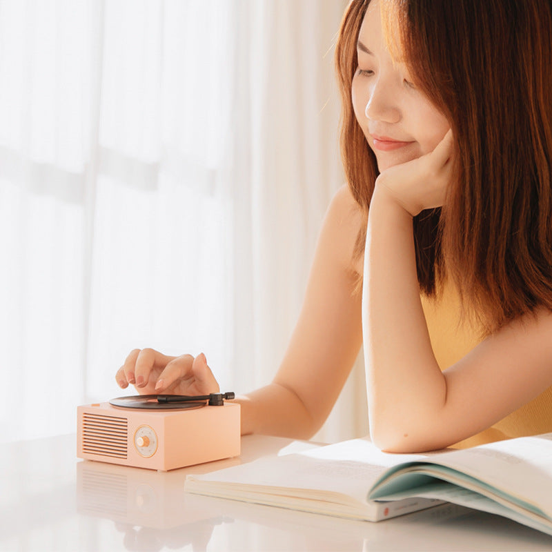 Wireless mini portable retro phonograph Bluetooth-compatible speaker in vintage-style design