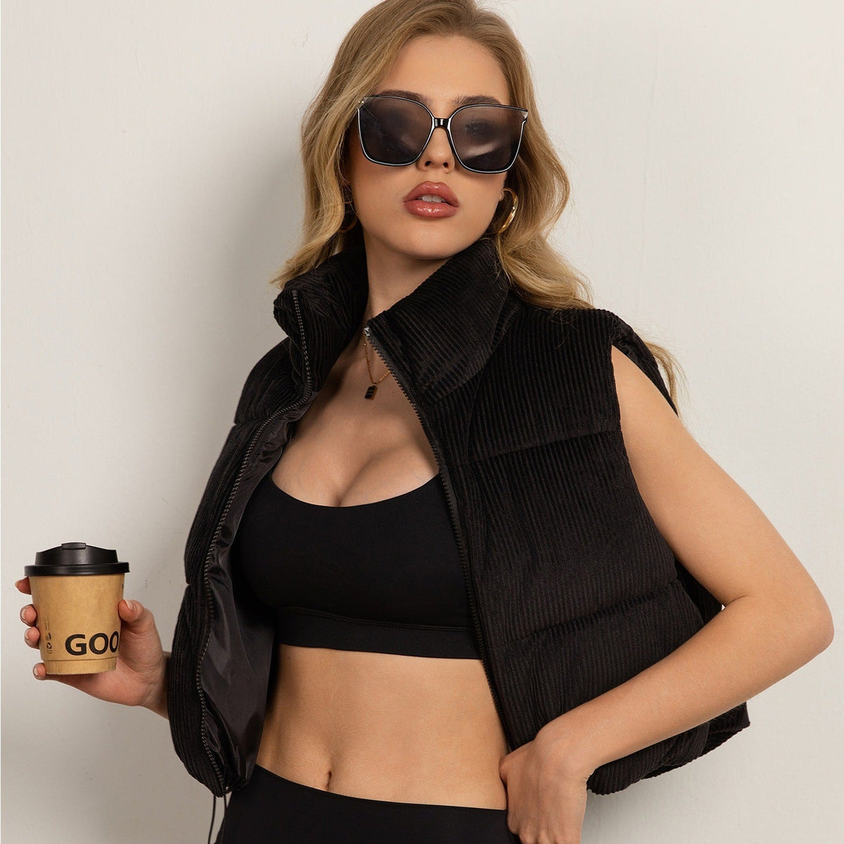 Cropped stand-collar sleeveless jacket vest in a modern design