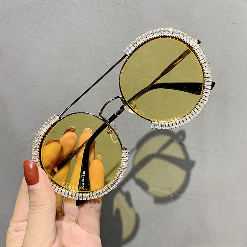 Fashion retro round sunglasses with dark lenses and slim frame