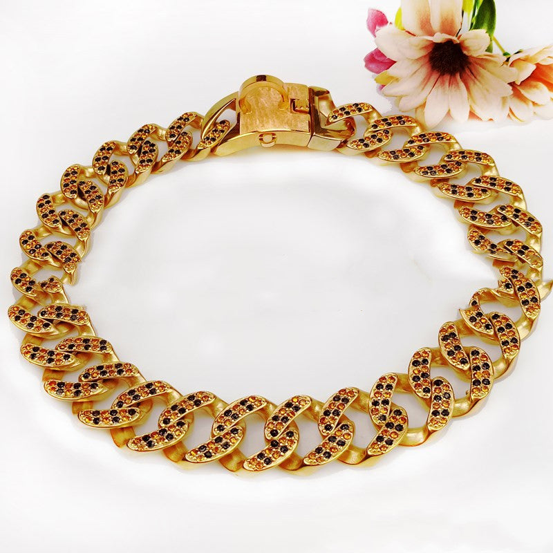 Casting diamond dog chain neck ring mirror light dog necklace in close-up view