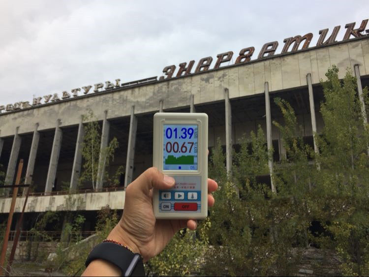 Nuclear radiation detector Geiger counter for ionizing radiation testing with digital display and handheld design