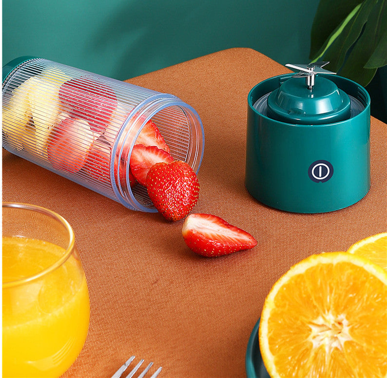 Rechargeable portable juicer cup, small fruit juice machine with compact design and blending lid