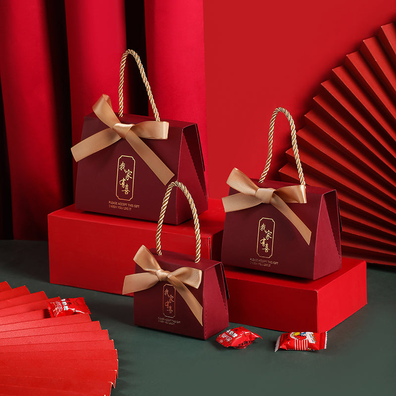 Portable Chinese style wedding candy gift box in elegant decorative design