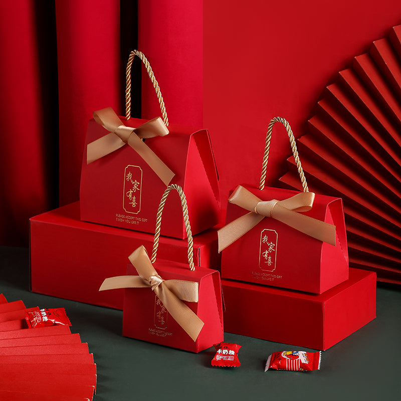 Portable Chinese style wedding candy gift box, elegant wedding favor container in a compact box design
