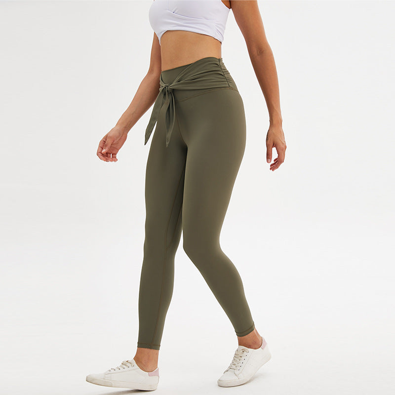 Nine-point legging yoga pants with straps in a sleek, fitted design