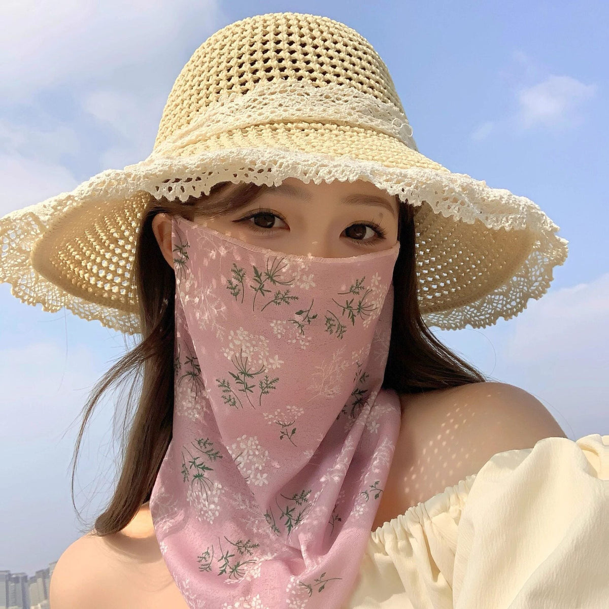 Summer UV-protective full-face mask for women in lightweight fabric, covering face and neck