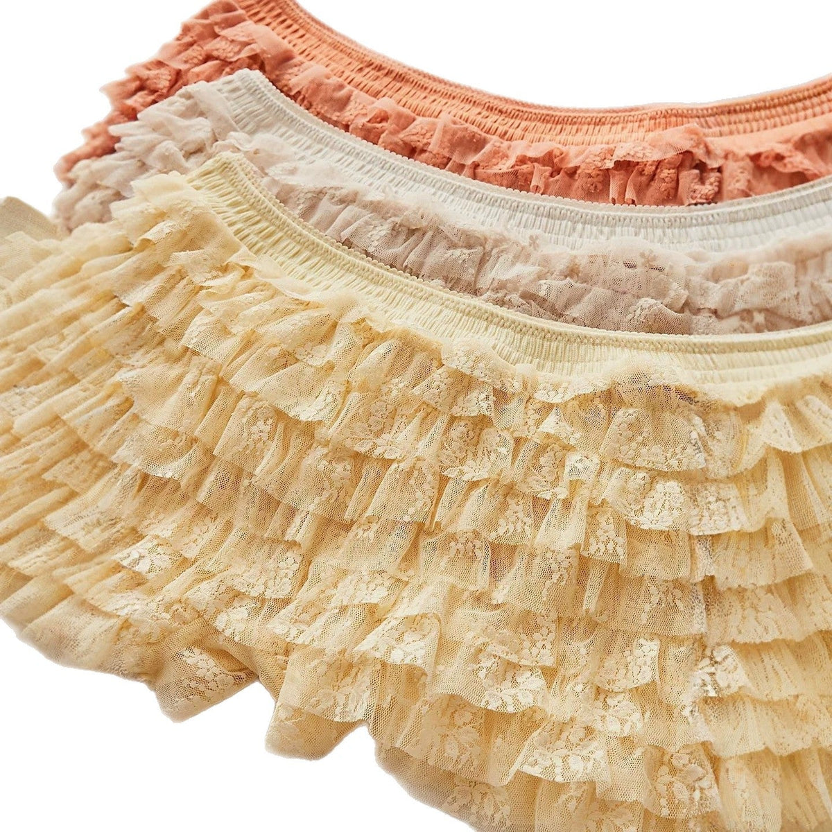 Women's lace-layered cake shorts in a tiered design
