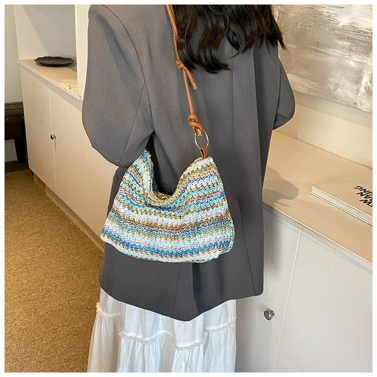 Women's large-capacity commuter tote bag in a spacious everyday design