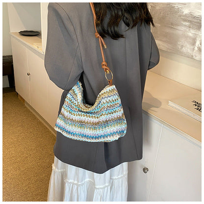 Women's large-capacity commuter tote bag in a spacious everyday design