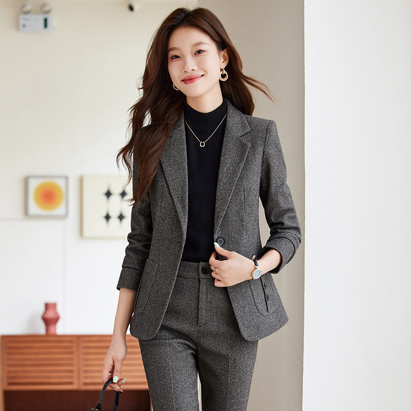 Elegant casual women's blazer in a polished, versatile design