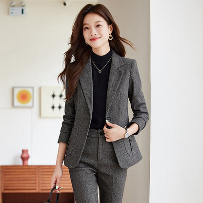 Elegant casual women's blazer in a polished, versatile design