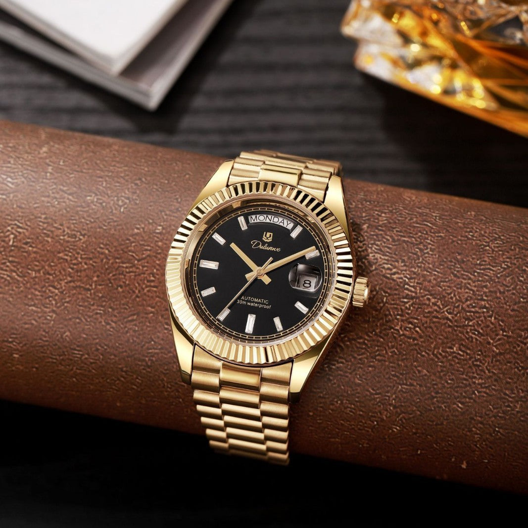 Dual-calendar automatic mechanical men's watch with visible date and day windows on a classic dial