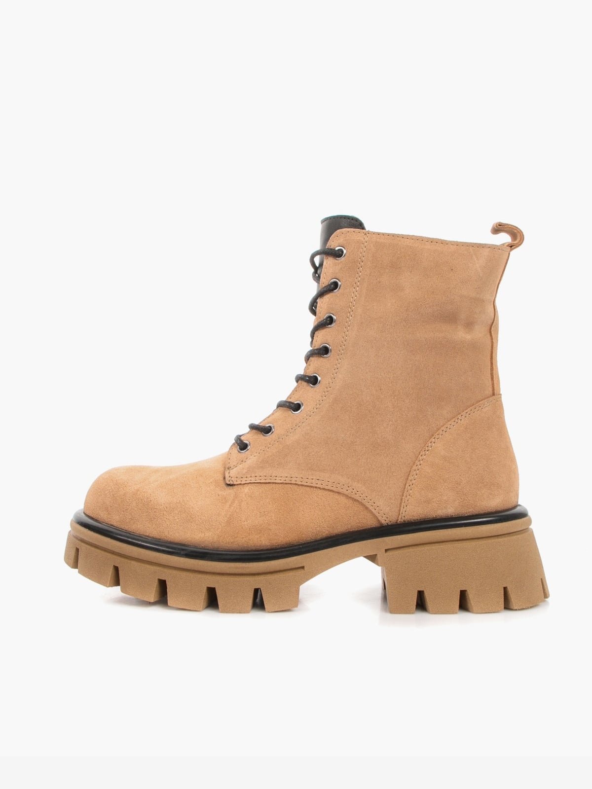 Women's leather footwear by L'ARTE MILANO featuring stylish, polished shoes with a sleek design and classic silhouette.