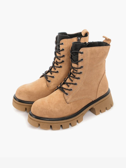 Women's leather footwear by L'ARTE MILANO, showcasing stylish leather shoes with elegant design and detailed stitching.
