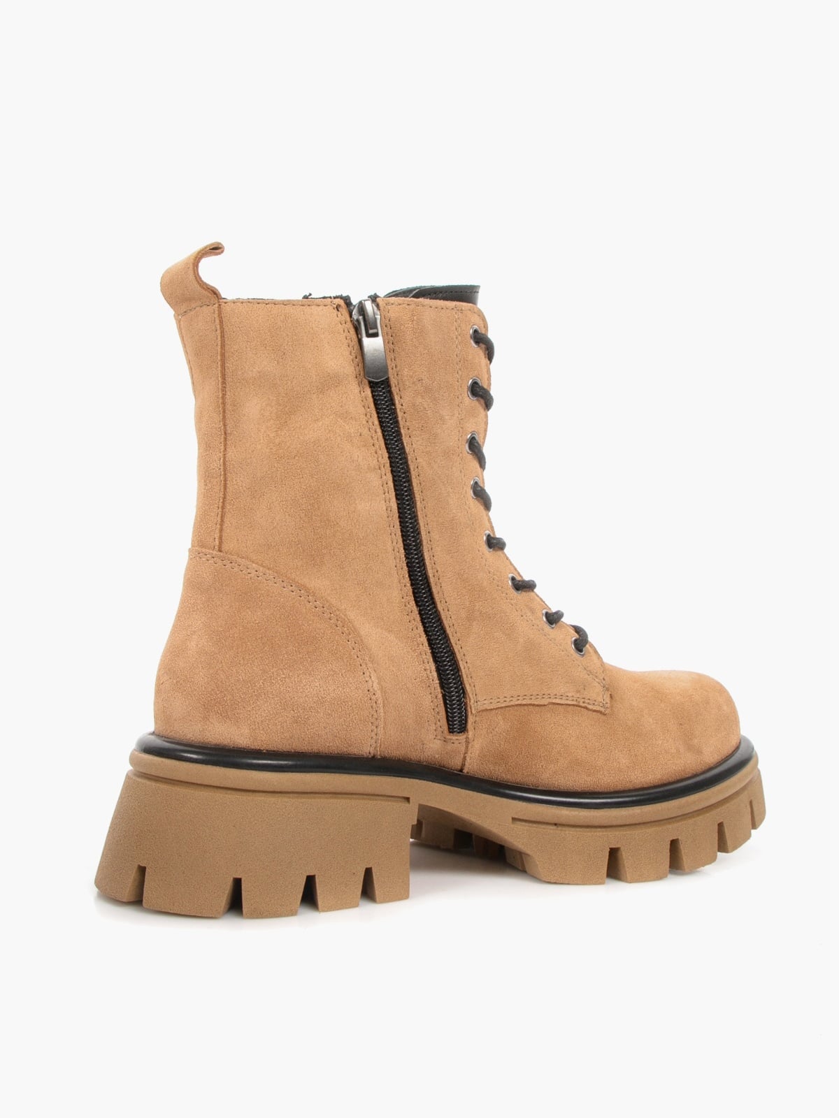 Women's leather footwear by L'ARTE MILANO featuring stylish, polished leather shoes with a classic design and elegant finish.