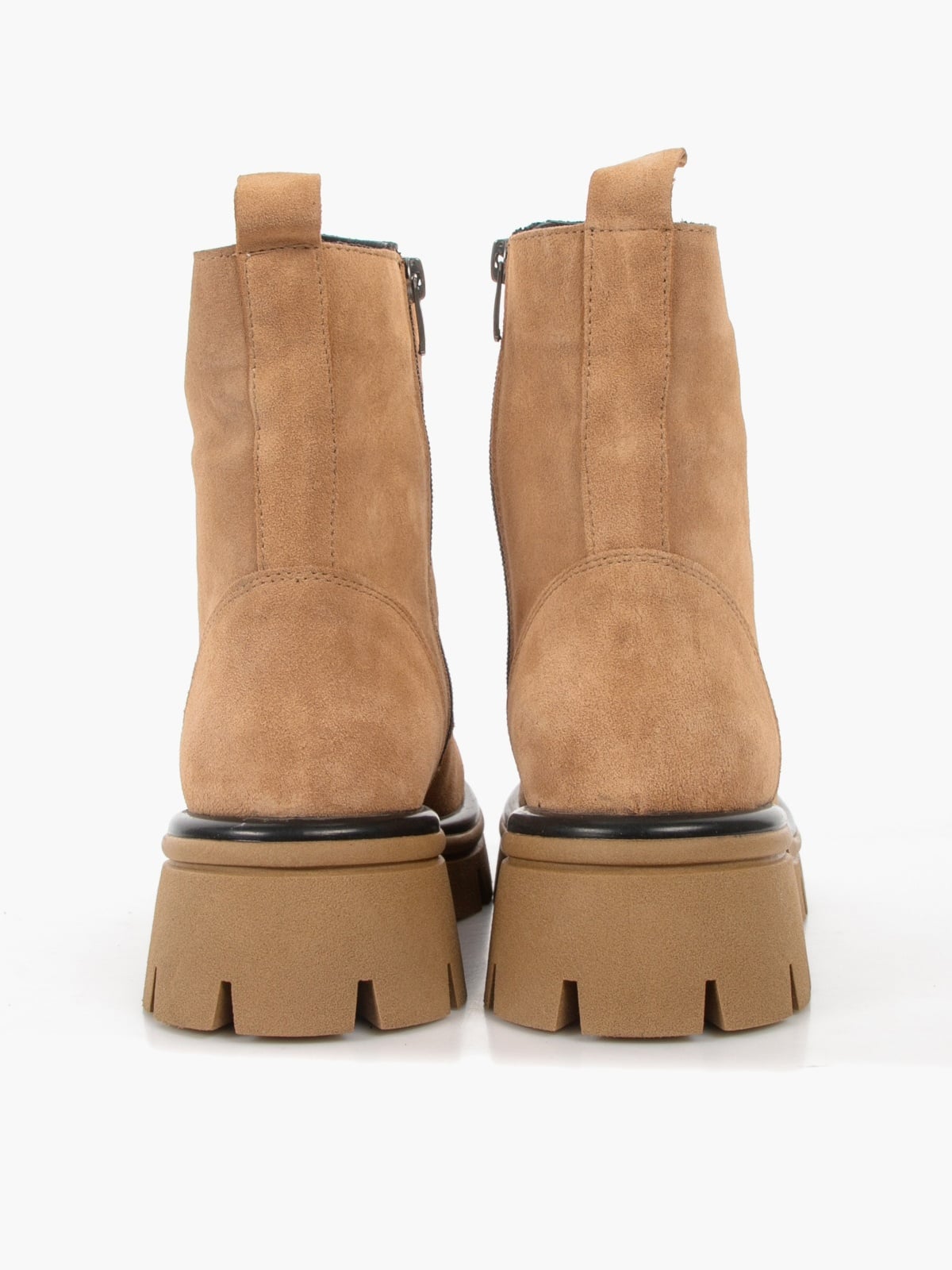 Women's leather footwear by L'ARTE MILANO, stylish shoes with a sleek design, featuring polished leather and elegant detailing.