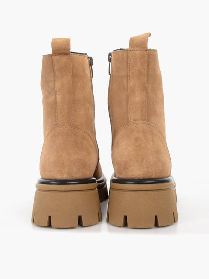Women's leather footwear by L'ARTE MILANO, stylish shoes with a sleek design, featuring polished leather and elegant detailing.