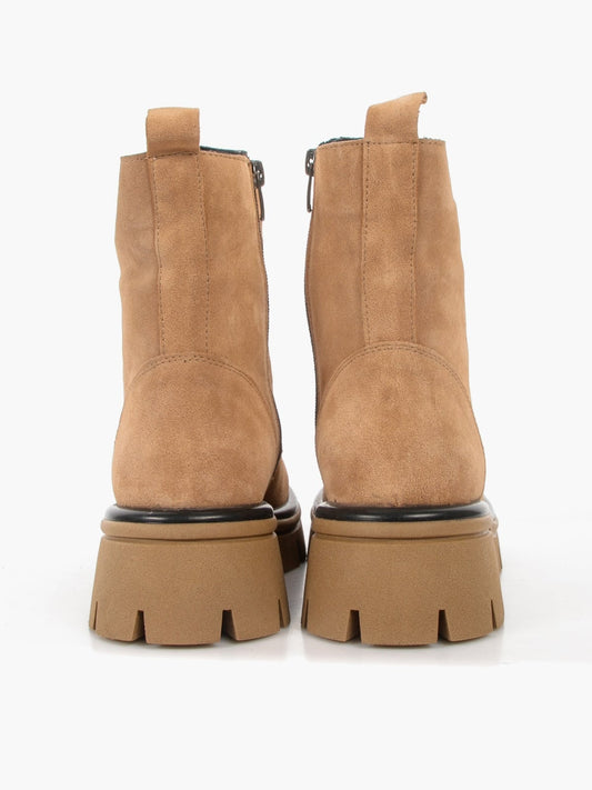 Women's leather footwear by L'ARTE MILANO, stylish shoes with a sleek design, featuring polished leather and elegant detailing.