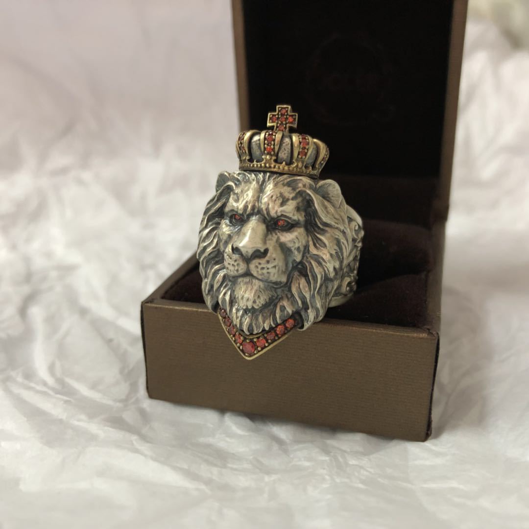 Vintage lion ring featuring a detailed lion design in an antique-inspired style