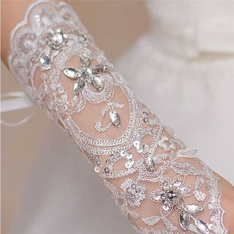 White mother wedding dress gloves, elegant bridal accessories for a formal wedding ensemble