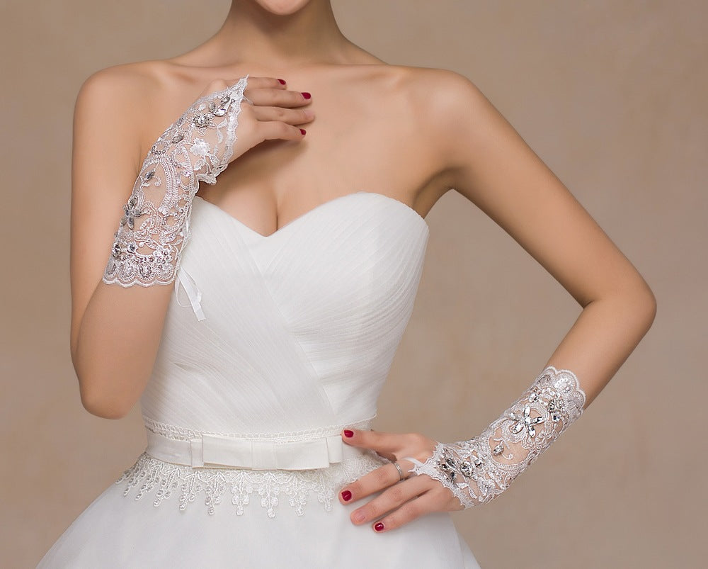 Mother wedding dress gloves in elegant white fabric for bridal attire