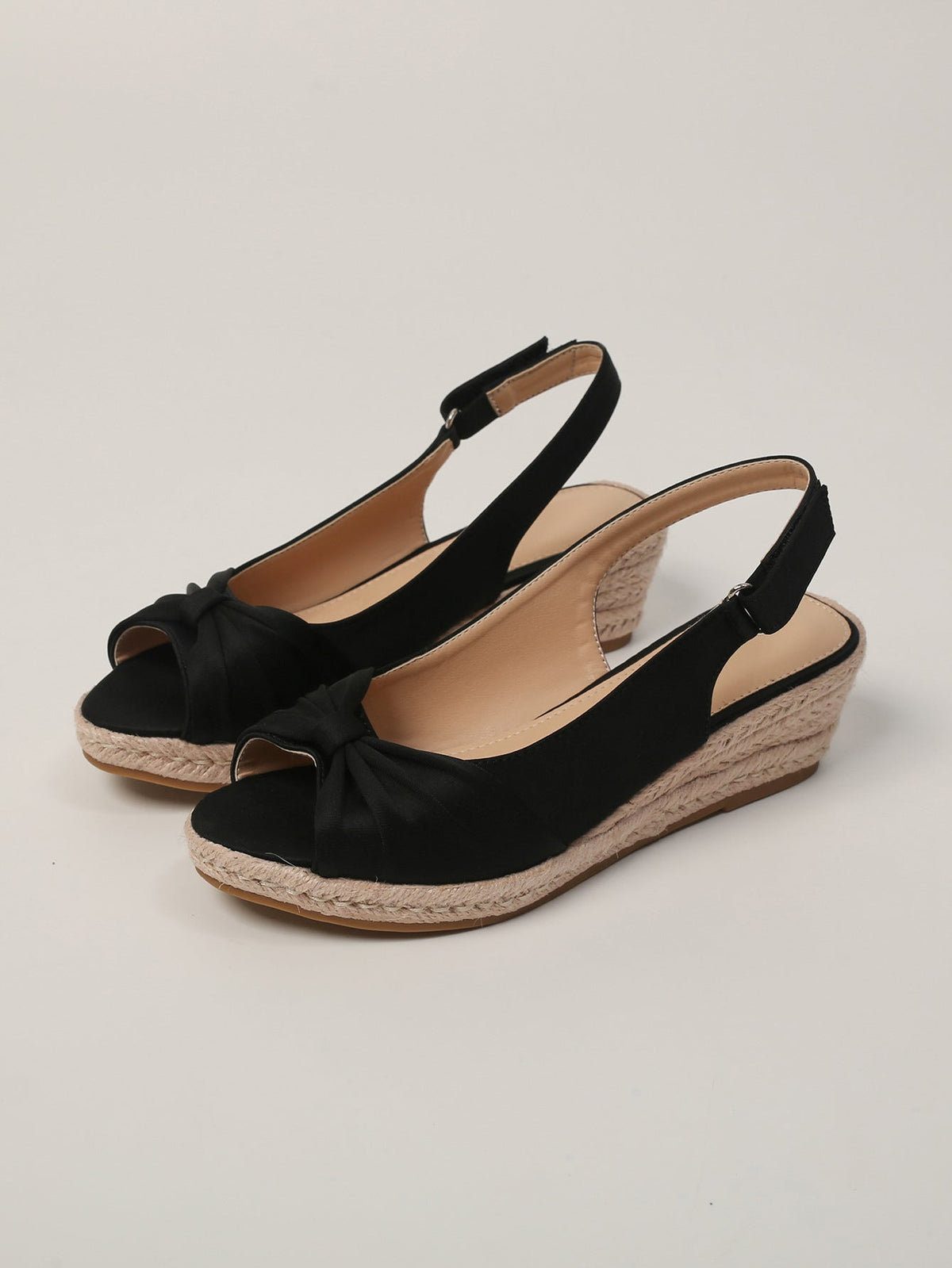 Short-statured thick-soled wedge straw-heeled sandals in a simple summer style