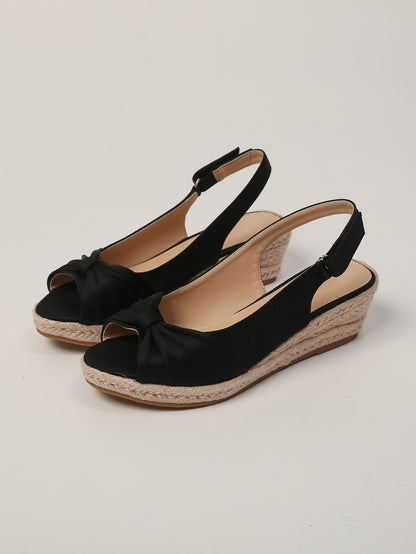 Short-statured thick-soled wedge straw-heeled sandals in a simple summer style