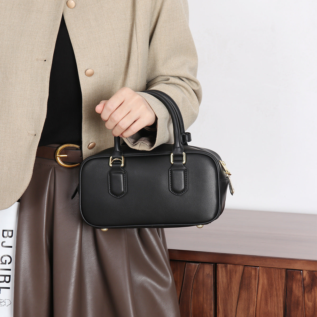 Women's summer crossbody bag, versatile shoulder bag with spacious main compartment and adjustable strap