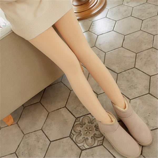 Warm leggings in black with a soft, insulating design for cold-weather comfort